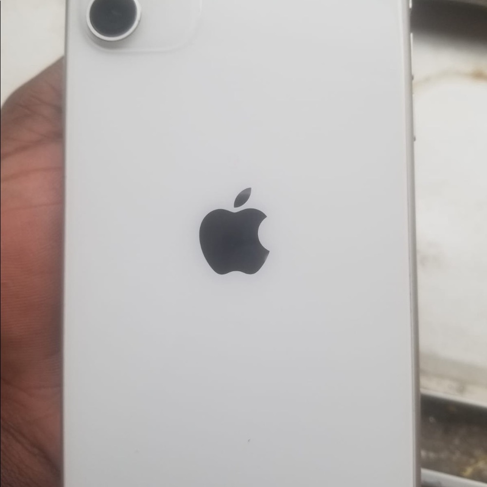 iPhone 11 - Picture 3 of 4